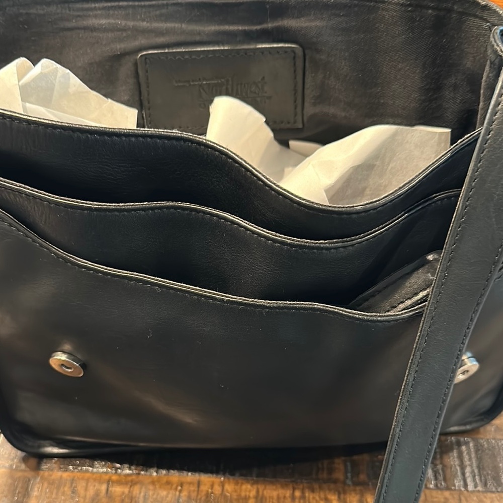 Sleek Black Leather Shoulder Bag - Picture 4 of 6